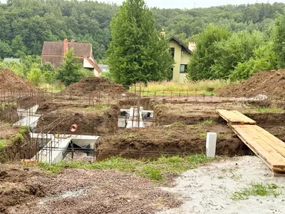 Траншеї під стрічковий фундамент на ділянці